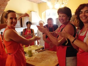 Private women cooking class in Tuscany villa - making pasta