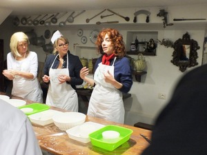 Private guided cheese-making class in Tuscany